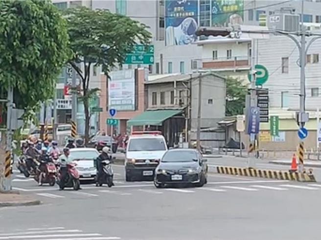 彰化市中山路一段與中央路口25日發生擋救護車事件，１輛黑色自小客車不甩後方救護車不斷鳴笛及猛按喇叭，就是不讓道，救護車要切換車道時，黑車也跟著變換車道。（民眾提供／孫英哲彰化傳真）