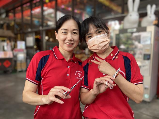 彰化县和美无极龙华慈惠堂等民间慈善团体与善心人士25日举办寒士庆端阳活动，发放端午肉粽、超商礼券200元及生活物资给110名寒士外，还邀请彰化县美容美髮职技研训协会杨老师团队8名设计师提供义剪服务。（孙英哲摄）