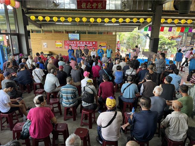 彰化县和美无极龙华慈惠堂等民间慈善团体与善心人士25日举办寒士庆端阳活动，发放端午肉粽、超商礼券200元及生活物资给110名寒士。（彰化县议员周君绫提供／孙英哲彰化传真）