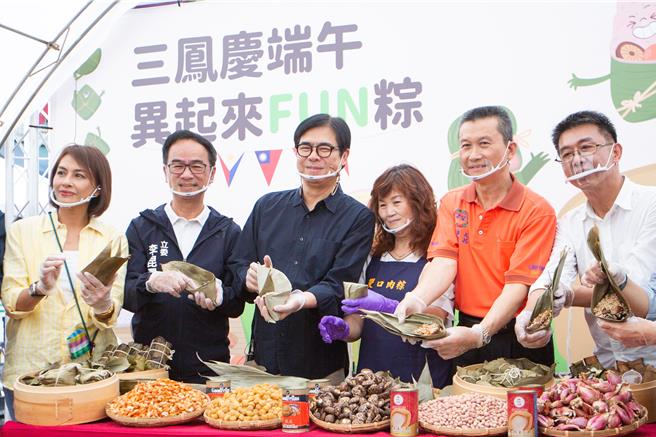 高雄市長陳其邁（左三）25日下午出席三鳳中街包粽活動時向議長康裕成喊話、求情，呼籲不要通過「藐視議會罪」，不然官員們會「很辛苦」。（袁庭堯攝）