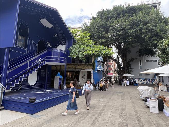 台南市蓝晒图文创园区因聚集不少文创小店，吸引全台各地的文青前来朝圣。（洪荣志摄）