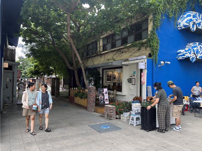 台南市蓝晒图文创园区因聚集不少文创小店，吸引全台各地的文青前来朝圣。（洪荣志摄）