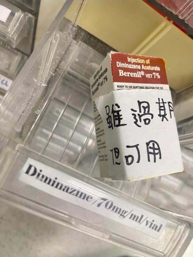 吹哨者检举兽医院不仅让非兽医师的人员违法喂过期药物给毛小孩，还明目张胆的在药物外观注记「过期可用」。（黄敬文翻摄）