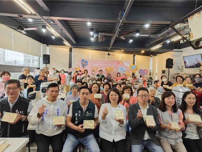 嘉义市长黄敏惠今天到烘焙教室鼓励家庭照顾者透过手作烘焙喘息纾压。（廖素慧摄）