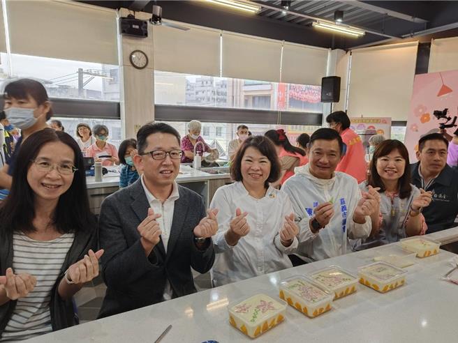 嘉义市长黄敏惠体验手作烘焙纾压。（廖素慧摄）