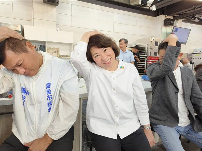 嘉义市长黄敏惠与家庭照顾者一起体验肩颈纾压。（廖素慧摄）