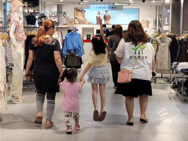 NET花莲店今封馆1小时，让花莲家扶扶助家庭可以选购衣物，在地震后暖。（花莲家扶中心提供／王志伟花莲传真）