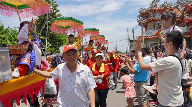 蜈蚣阵上的神童向夹道民眾丢撒糖果，许多信眾争抢呷平安。（宝智华摄）