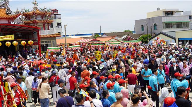 蜈蚣綑庙是西港香一大特色，吸引许多信眾围观。（宝智华摄）