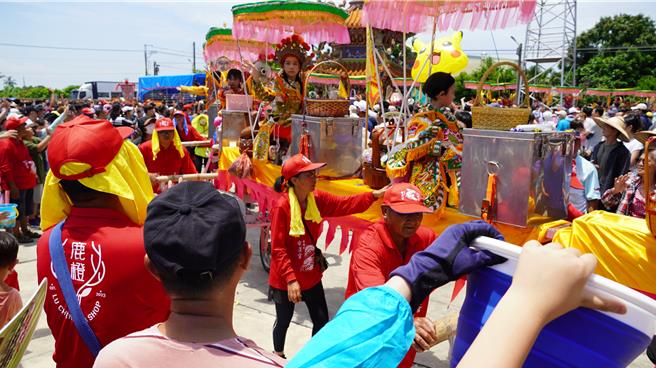 天气炎热，蜈蚣阵的神童、家长、推车人员都相当辛苦。（宝智华摄）