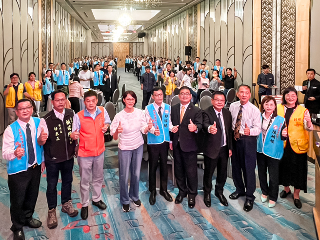 鄭曜德的選前之夜，不僅同業、自營品牌支持者齊聚，更有多位民意代表、公益團體前來。(圖/鄭曜德提供)