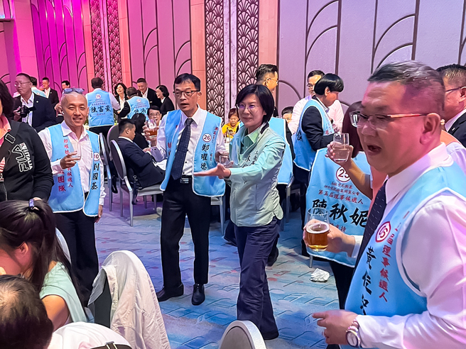 林岱樺立委承諾要做鄭曜德服務團隊的一員，攜手現場相挺的市議員們，為產業爭取資源。(圖/鄭曜德提供)