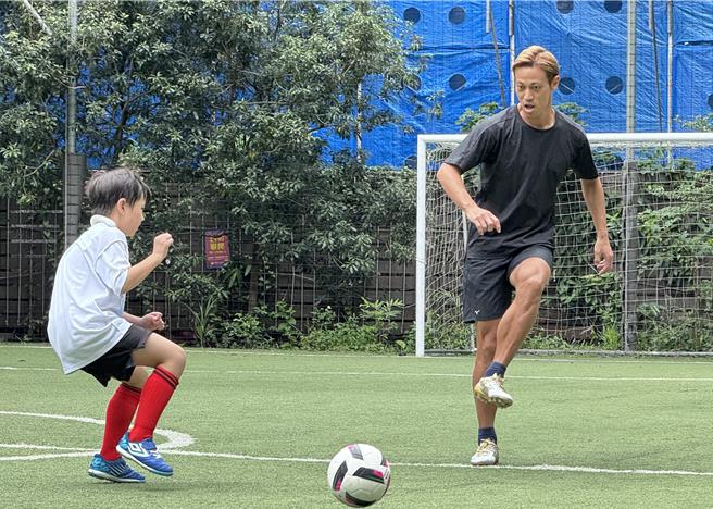 本田圭佑（右）親自下場跟小朋友切磋球技。（李弘斌攝）