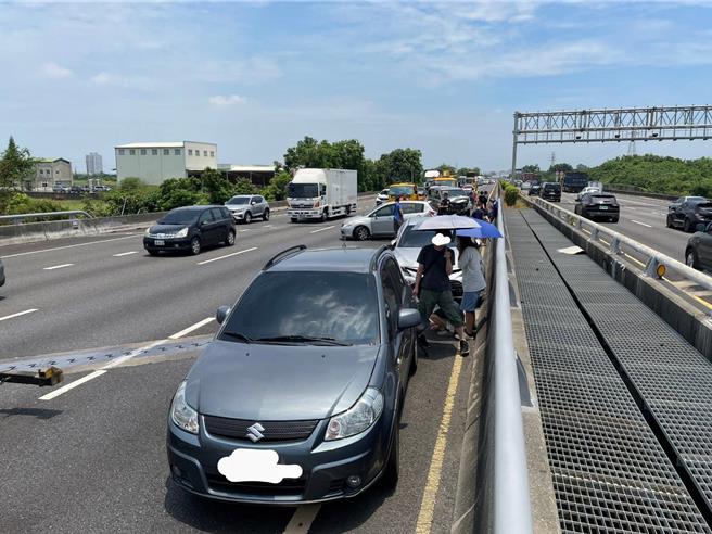 今（25）日上午11時04分國道1號南向348.5公里岡山路段發生5車追撞事故，幸無人受傷。（翻攝照片／林瑞益高雄傳真）