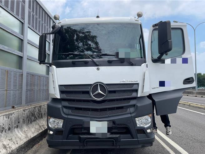 今（25）日上午11時04分國道1號南向348.5公里岡山路段發生5車追撞事故，圖為事故中的一輛曳引車。（翻攝照片／林瑞益高雄傳真）