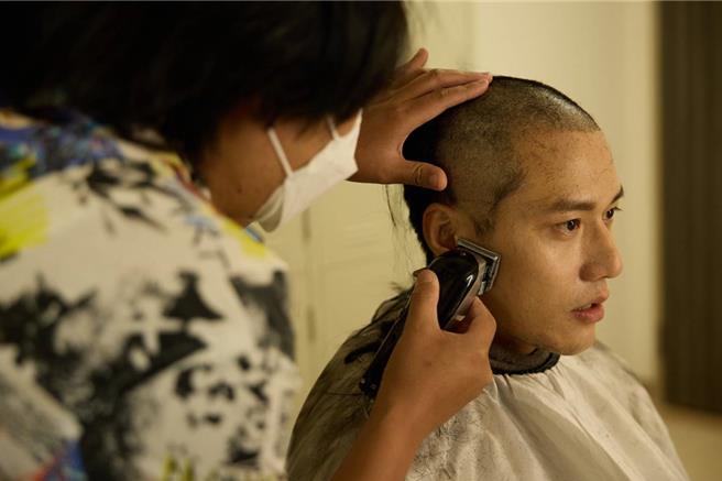 張睿家為戲落髮。（圖／大愛台提供）