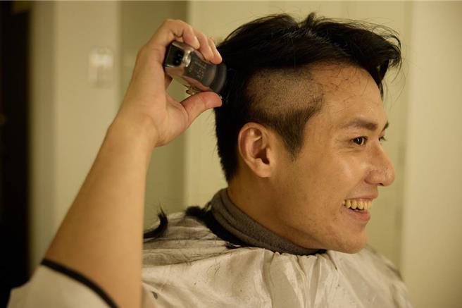 張睿家為戲落髮。（圖／大愛台提供）