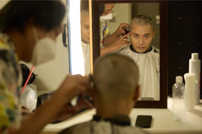 張睿家為戲落髮。（圖／大愛台提供）