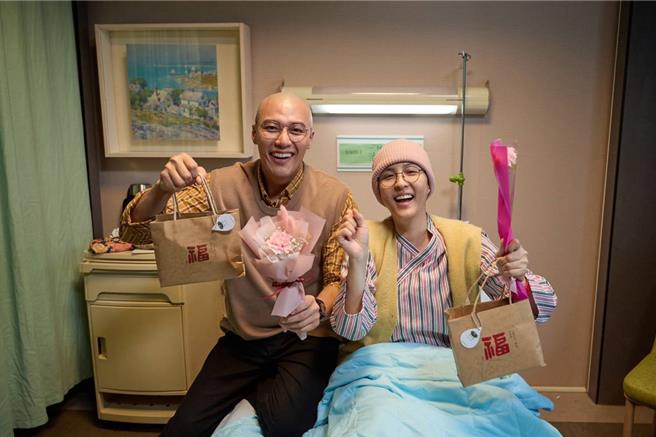 張睿家劇中為罹癌的太太魏蔓落髮、陪她一起光頭。（圖／大愛台提供）