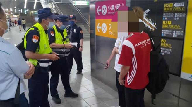 25日下午捷运警察于美丽岛站将其中2名少年拦下，并循线找到另一名少年，由捷运警察队依违反大眾捷运法予以开罚。 （高市捷运警察队提供／杨舒婷高雄传真）