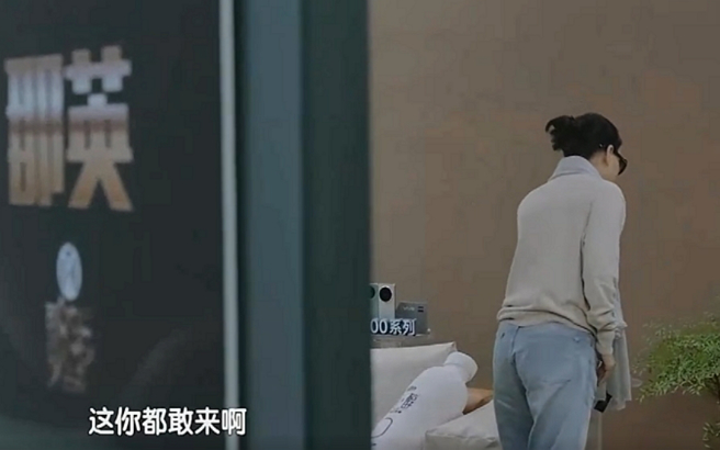 那英在后台休息室急call下一期来补位《歌手2024》的人。（图／摘自《歌手2024》微博）