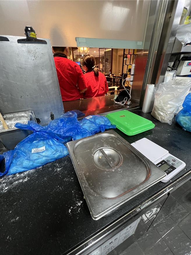 台北市卫生局获报后，今（25）日派员该餐厅稽查，发现生熟食作业区无法区隔以及煎台温度无法显示等卫生缺失，要求业者限期改善，否则将依违反《食品安全卫生管理法》处6万到2亿元罚锾。（黄敬文翻摄）