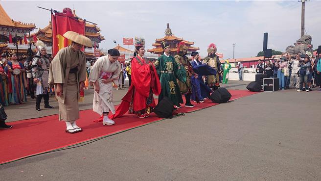 云嘉南滨海风景管理处首次举办COSPLAY踩街嘉年华活动，有专业团体表演明郑时期的郑成功短剧。（程炳璋摄）