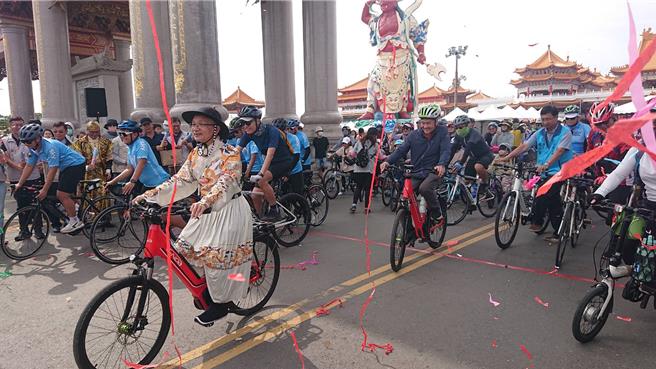 云嘉南管理处长许宗民（左一）骑自行车率先带领民眾骑游深海圳国家级绿道。（程炳璋摄）