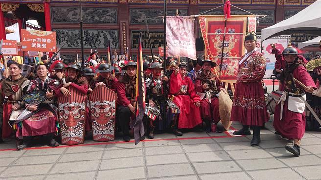 云嘉南滨海风景管理处首次举办COSPLAY踩街嘉年华活动，现场有团体打扮成古代士兵。（程炳璋摄）