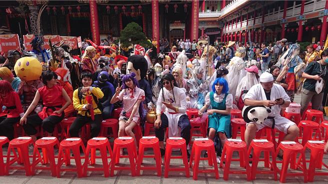 云嘉南滨海风景管理处举办COSPLAY踩街嘉年华活动，有队伍打扮成动漫风格的角色。（程炳璋摄）