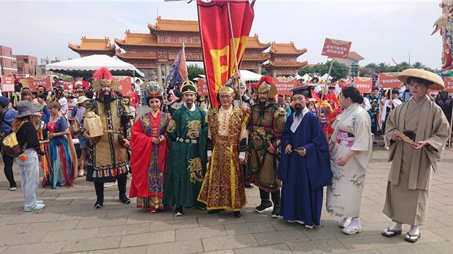 正统鹿门圣母庙主委王增荣（左四）25日也穿起古装，参与云嘉南管理处举办的变装踩街嘉年华。（程炳璋摄）