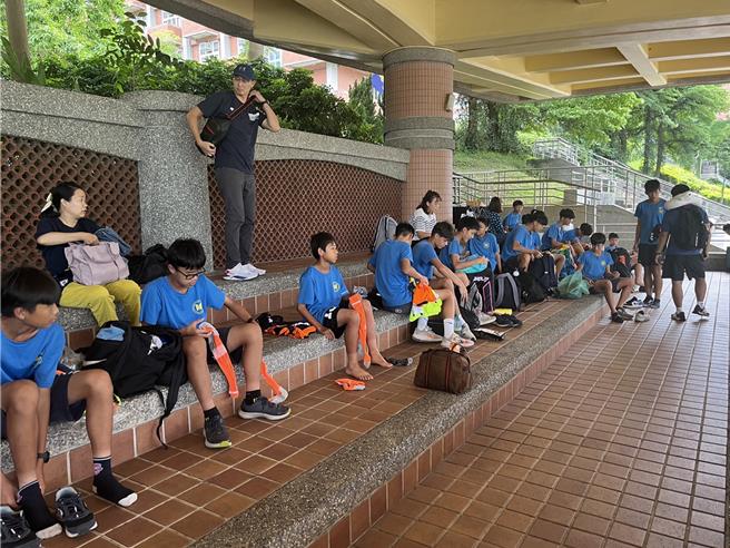 台南市後甲國中足球隊25日北上桃園參加足球比賽時，途中搭乘的遊覽車突然發生火燒車意外，還好駕駛機警處理，車上32名師生全都平安。（市府提供／洪榮志台南傳真）