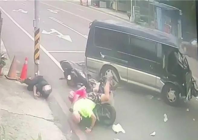 雲林縣莿桐鄉25日發生廂型車追撞休旅車意外，1輛休旅車停紅燈時，遭廂型車從後方追撞，廂型車往右偏移波及2部機車，機車上3人被掃飛倒在地上哀號。（翻攝自中天新聞網／張朝欣雲林傳真）