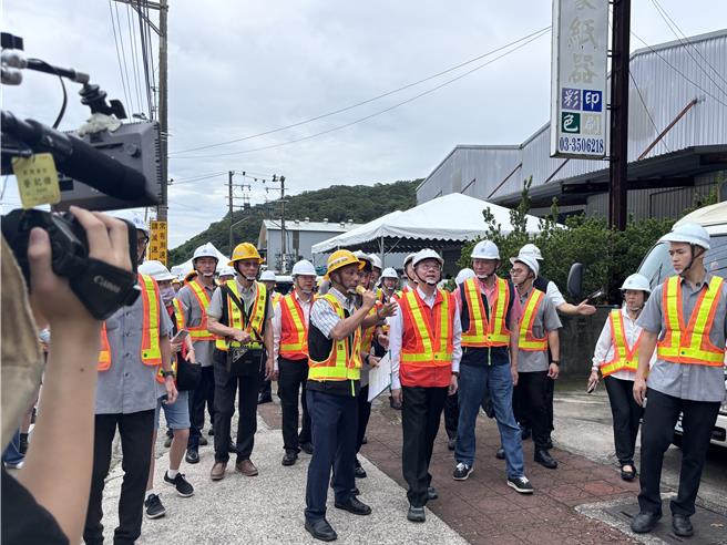 行政院長卓榮泰25日上午赴桃園龜山視察台電改善工程，遭桃園市議員凌濤批「作秀」。