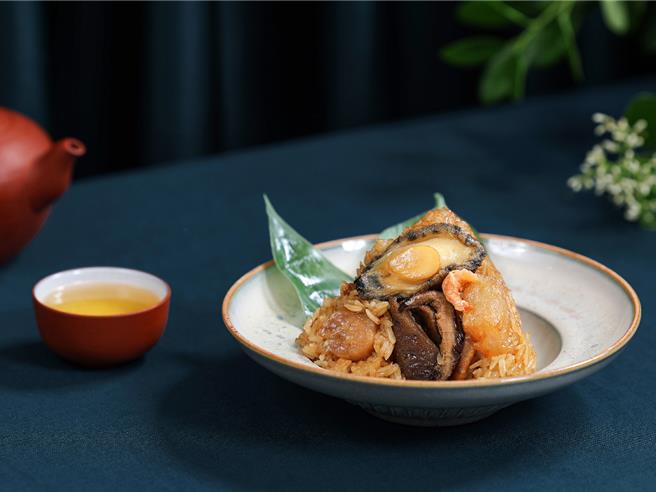 「御品海皇佛跳牆粽」完美復刻「醉月樓」冠軍湯品、年節經典名菜「佛跳牆」，可吃到鮑魚、烏參、干貝及蹄筋等。（煙波國際觀光集團提供）