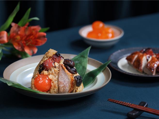 「廣式明爐雙拼粽」以明爐慢烤淬鍊的正宗秘製燒肉，搭配五香醬滷帶皮鴨，揉合在地客庄元素酸菜、菜脯，鹹香開胃。（煙波國際觀光集團提供）