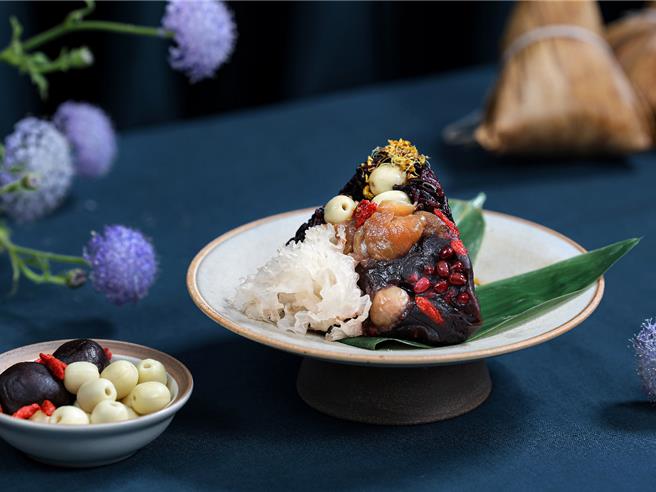 豐富膠質的「紫米銀耳相思粽」，巧妙地將人見人愛的國宴甜湯淬鍊入粽，打開粽葉，雅緻馨香縈繞，養生又美味。（煙波國際觀光集團提供）