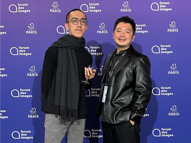 导演谢文毅（左）、制作人洪珷共同创作入选翠贝卡影展，图为他们日前参与法国新影像影展合影。（图／谢文毅工作室有限公司提供）