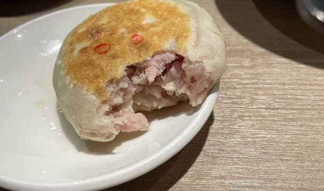 网友爆料在台北市信义区的A13美食街，吃到生猪肉馅饼。（图／翻摄自爆料公社公开版）