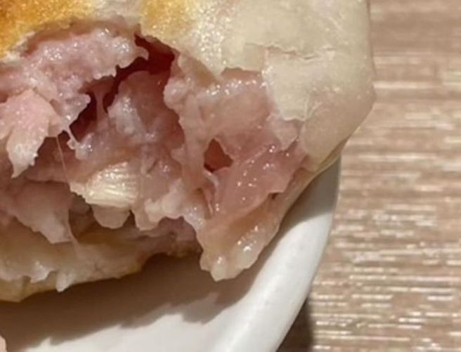 猪肉馅饼内馅呈现粉色，完全没熟。 （图／翻摄自爆料公社公开版）