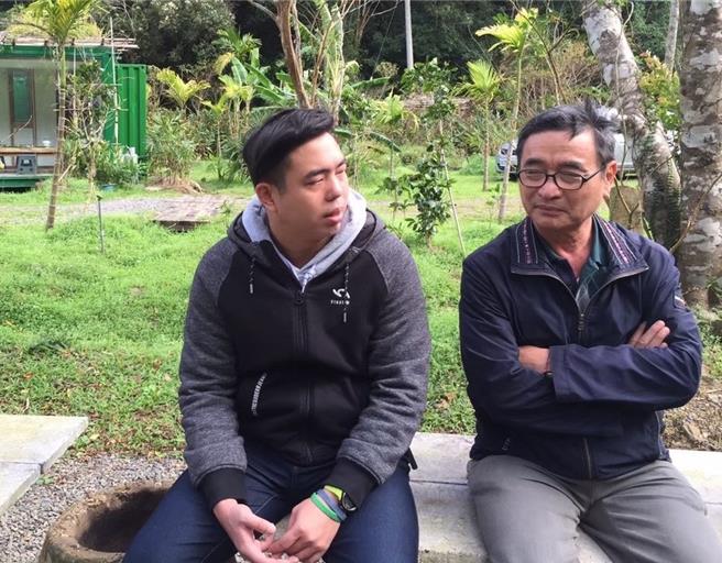 民进党党职将改选，中常委陈茂松（右）力挺儿子陈昱廷参选嘉义市的全国党代表。（陈茂松提供／廖素慧嘉市传真）