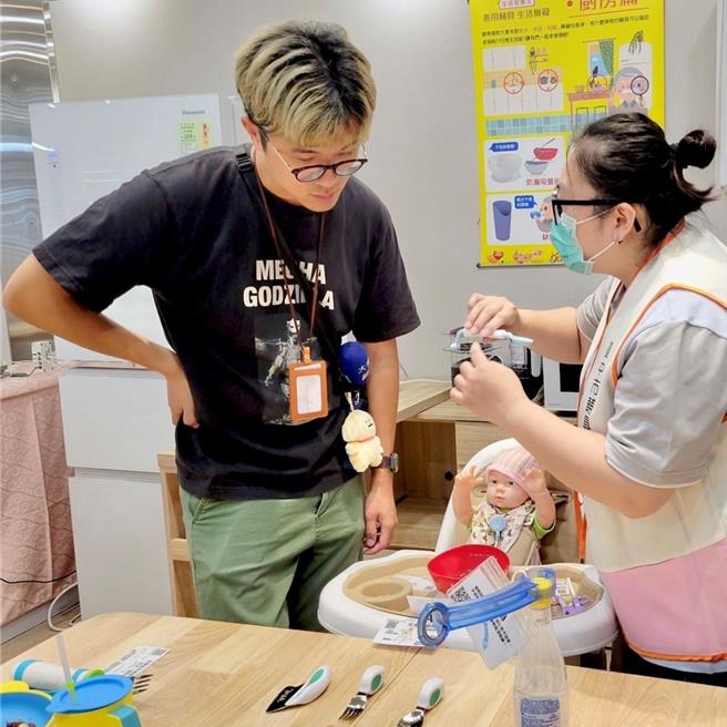 台中市梧栖三民段社会住宅再添社福生力军，海线辅具资源中心25日开幕，居民体验多元辅具及新兴智能设备。（台中市社会局提供／陈淑芬台中传真）