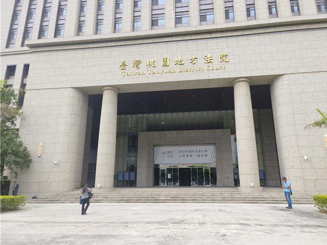 海军陆战队陆战66旅郭姓男子2022年4度潜入女辅导长寝室，还曾掏出下体，与辅导长内衣裤合照，并翻摄辅导长身分证、健保卡上传Line群组。桃园地方法院依4个侵入住宅罪、2个散布猥亵影像罪、非法利用个人资料罪合併执行有期徒刑1年，得易科。（赖佑维摄）