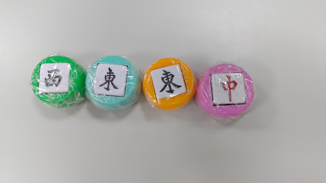 新北市新店警方于11日查获辖区内一间桌游出租社公然聚赌，并当场逮获7名赌客。（图／警方提供）