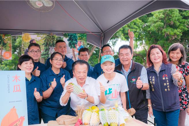 嘉義縣水上鄉公所今天舉辦第一屆嘉義水上瓜瓜節，縣長翁章梁、水上鄉長林緗亭與民眾同樂。（水上鄉公所提供／廖素慧嘉縣傳真）