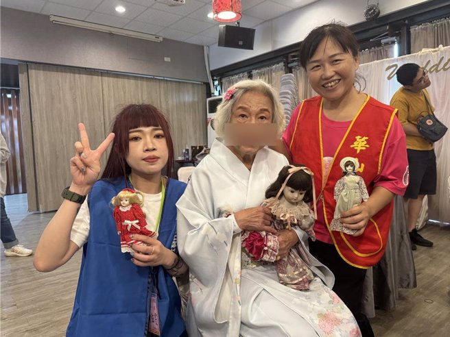 矽品精密公司與華山基金會25日一起舉辦「歡矽來逗陣，相揪出國趣」，90歲唐王奶奶過去是打版師，常將自己的舊衣物重新剪裁打版製成娃娃的洋裝，今日也帶著娃娃們到場分享裝扮，大讚「開心」。（潘虹恩攝）