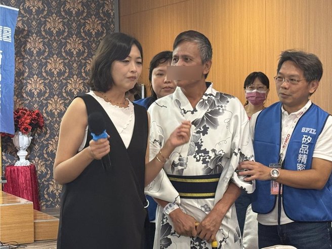 矽品精密公司與華山基金會25日一起舉辦「歡矽來逗陣，相揪出國趣」，60歲何阿伯是賽德克族，平常喜愛唱歌，雖然雙眼看不見，一聽到可以上台表演就興奮不已。（潘虹恩攝）