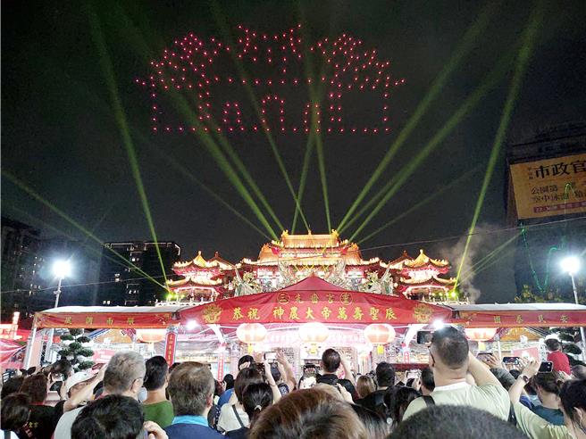三重先啬宫「神农文化祭」25日晚间热闹登场，并进行首场的无人机暨烟火秀表演，300架无人机编队以高超的飞行技术，搭配绚丽烟火、灯光和雷射特效，在空中展演「叙神农」。（张铠乙摄）