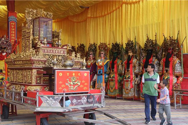 三重先啬宫「神农文化祭」25日晚间热闹登场，32尊神将一字排开，颇为壮观。（张铠乙摄）
