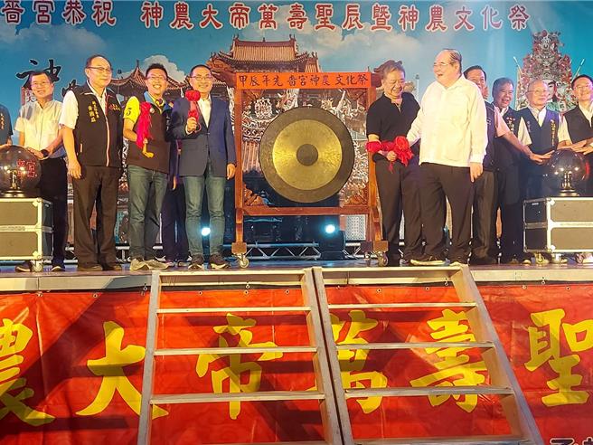 三重先啬宫「神农文化祭」25日晚间热闹登场，新北市长侯友宜、新北市议会议长蒋根煌与三重先啬宫董事长李乾龙等人一同敲下响锣，揭开序幕。（张铠乙摄）